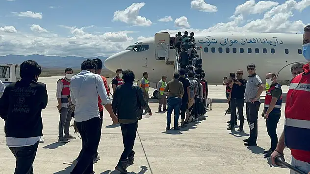 Afganistan uyruklu 296 kaçak göçmen ülkelerine gönderildi