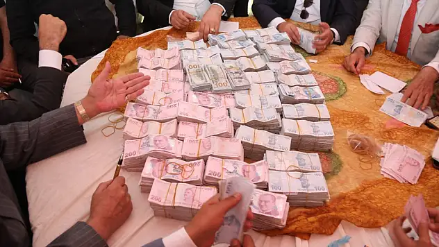 Takı töreni 5 saat sürdü! Milyonlarca para takıldı