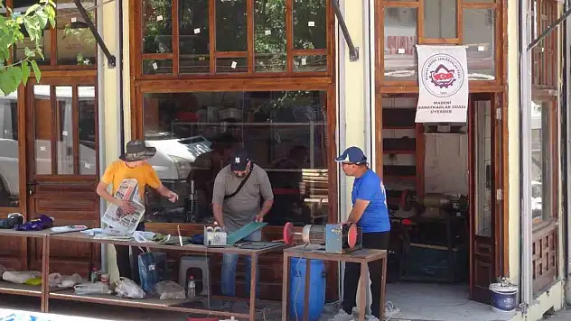 Bıçaklar kurbana hazırlanıyor