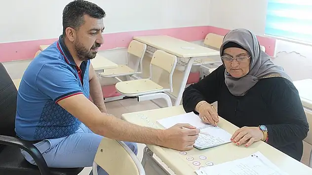 65 yaşında okuma yazma öğrendi