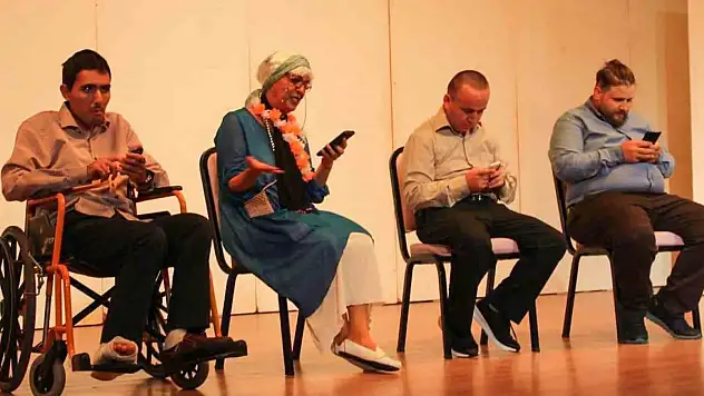 Engelli bireylerin gösterisi ayakta alkışlandı