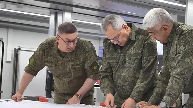 Rusya Savunma Bakanı Şoygu, Ukrayna'daki askeri merkezi ziyaret etti