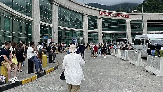 Pasaport ve vizeye ihtiyaç duyulmadan gezilebilen ülke için sınır kapısında yoğunluk