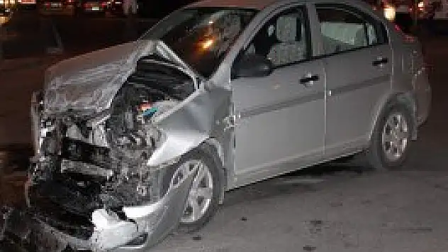 Ambulansla otomobil çarpıştı:5 yaralı