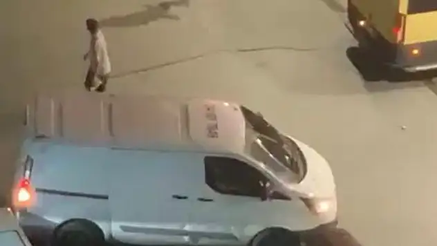 Kavga ettiği kişilere otomobil ile çarptı