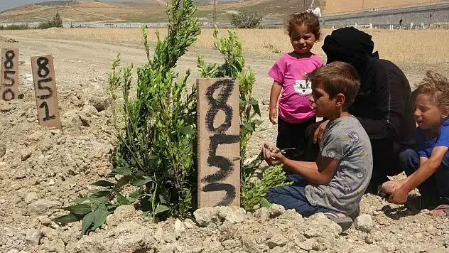 Deprem mezarlığında hüzünlü arife
