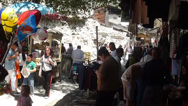 Bir yanda enkaz, diğer yanda bayram alışverişi