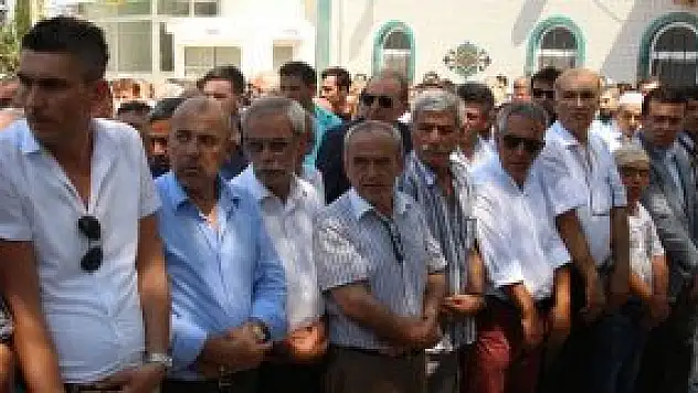 Kazara öldürdüğü eşinin tabutunun başından ayrılmadı