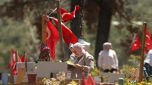 Depremin merkez üssü Kahramanmaraş'ta kabristanda hüzünlü bayram