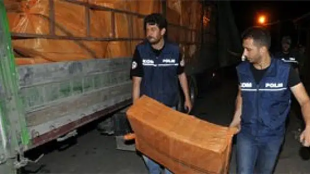 Durdurulan TIR'da tam 300 bin paket kaçak sigara yakalandı!