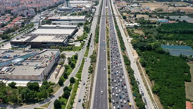 İzmir'de tatil beldelerine giden yollarda uzun araç kuyrukları oluştu