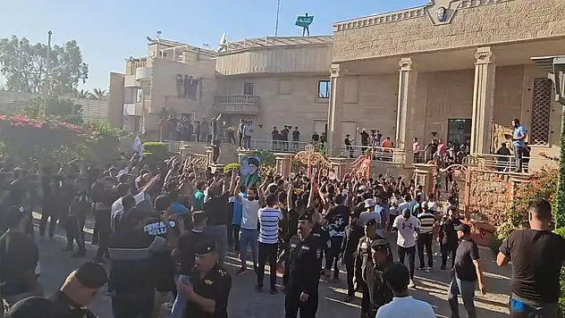 Bağdat'ta, Kur'an-ı Kerim yakılmasına tepki gösteren grup İsveç Büyükelçiliği'ni bastı