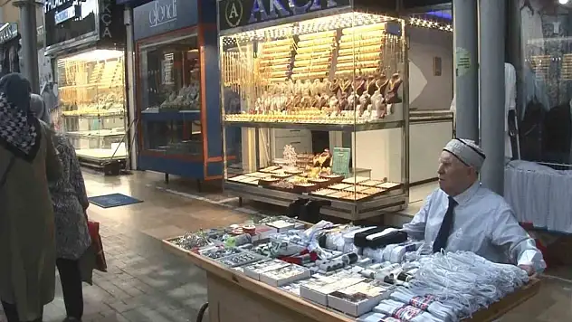 Gözleri görmeden 66 yıldır esnaflık yapıyor, paraları böyle tanıyor