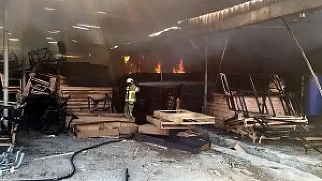 Balıkesir'de mobilya fabrikasında yangın