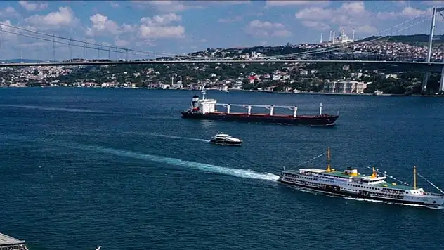 İstanbul Boğazı'nda gemi trafiği çift yönlü durduruldu