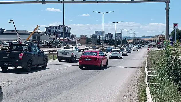 43 ilin geçiş noktasında yer alan 'Kilit kavşak'ta uzun araç kuyruğu