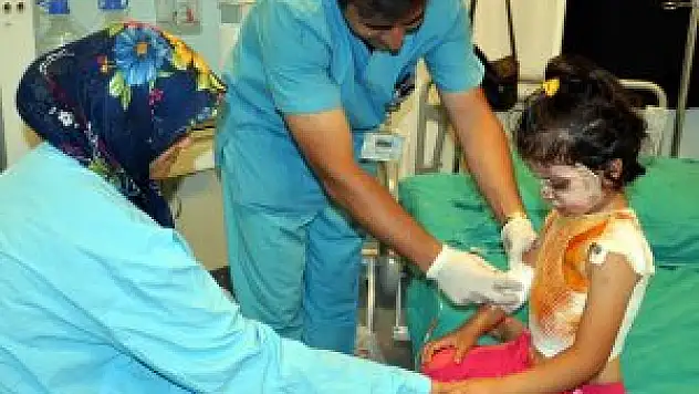 Üzerine çay dökülen çocuk yandı