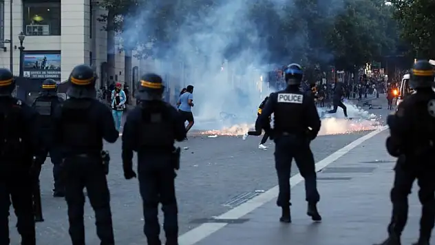 Fransa'daki protestolar şiddetini arttırdı