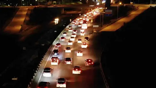 43 ilin geçiş güzergahında gece yarısı yoğunluk: Tatilcilerin dönüş yolcuğu sürüyor