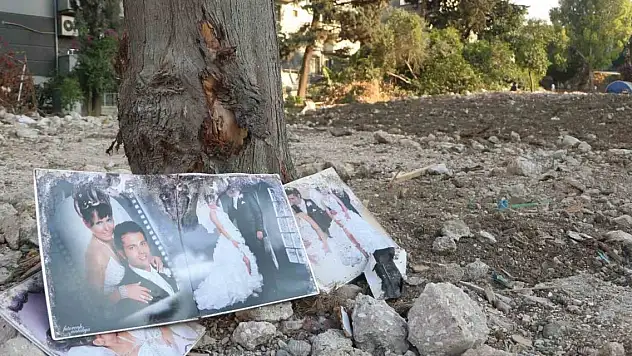 Enkazdan geriye kalan fotoğraf duygulandırdı