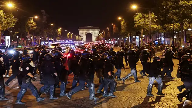 Fransa'da sular durulmuyor: Gösterilerin 5. günü