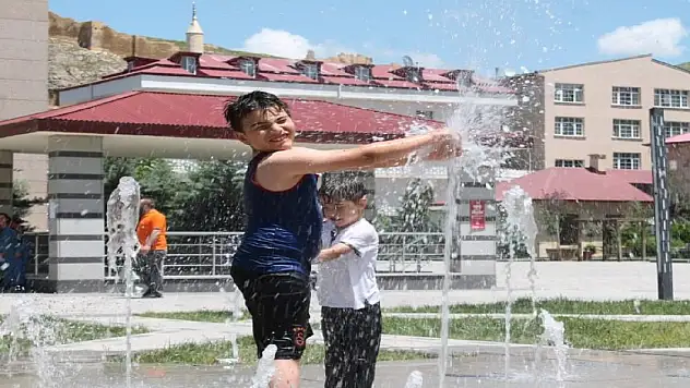 Kavurucu sıcaklara çocuklardan çözüm: fıskiyelerle ve su balonlarıyla serinlediler
