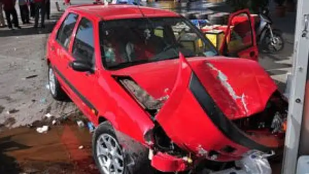 Bursa'da otomobil petrol istasyonuna daldı