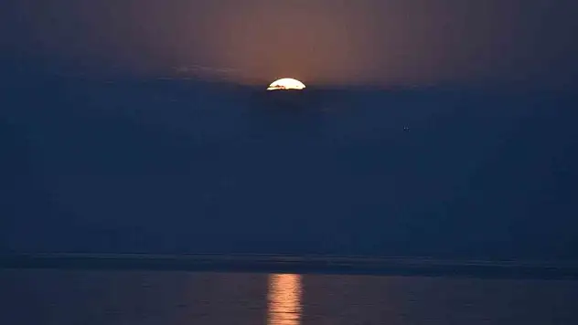 Van Gölü'nde dolunay mest etti