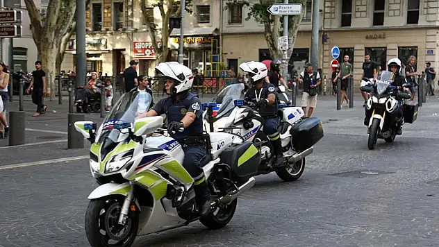 Fransa'da muhalefet temsilcisi Başbakanın toplantısını 'kayıtsızlığa tepki' olarak terk etti