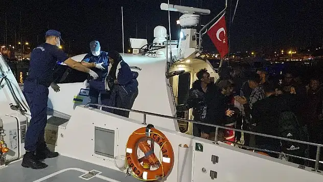 İzmir açıklarında geri itilen 42 düzensiz göçmen kurtarıldı