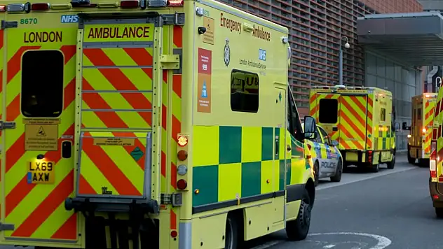 Londra'da otomobil ilkokul binasına çarptı, 7'si çocuk 9 kişi yaralandı