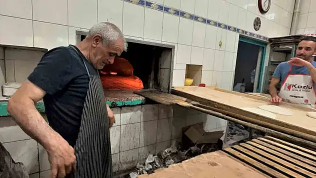 Fırıncılardan sıcaklığa ilginç yöntem: Soğuk duş alıp önlüklerini soğuk suda ıslatıyorlar