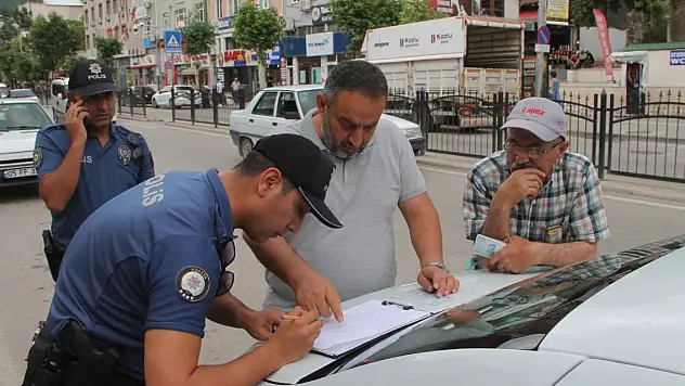 Sattığı kirazın parasını düşürdü, 10 bin TL'yi polisten tutanakla aldı