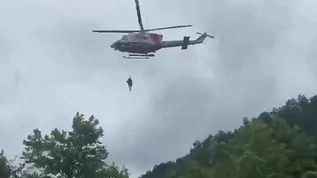 Yağmur mahsurları helikopterle kurtarıldı