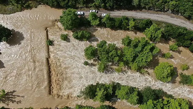 Taşan dereyle su basan alanlar havadan görüntülendi