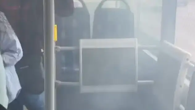 Metrobüste yangın çıktı yolcular korkuyla kaçıştı