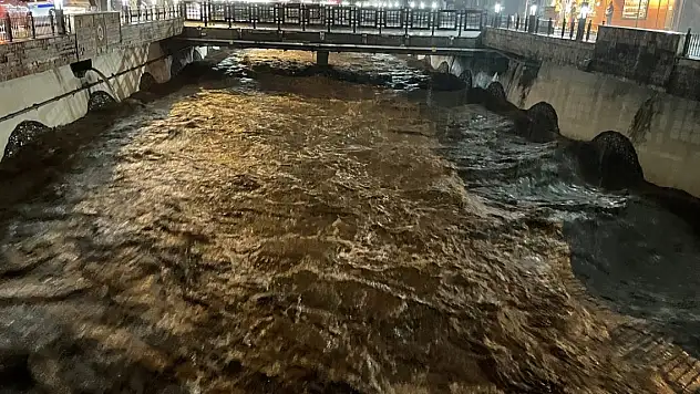 Kentte alarm! Sağanak etkili oldu, derenin debisi yükseldi