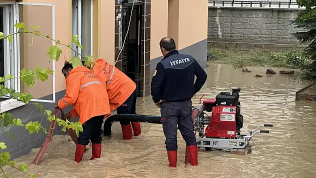 Çorum'da sağanak... Cadde ve sokaklar göle döndü