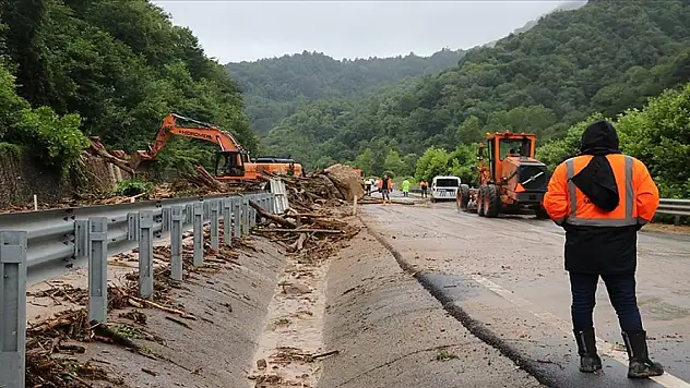 Zonguldak-İstanbul kara yolu heyelan nedeniyle ulaşıma kapatıldı