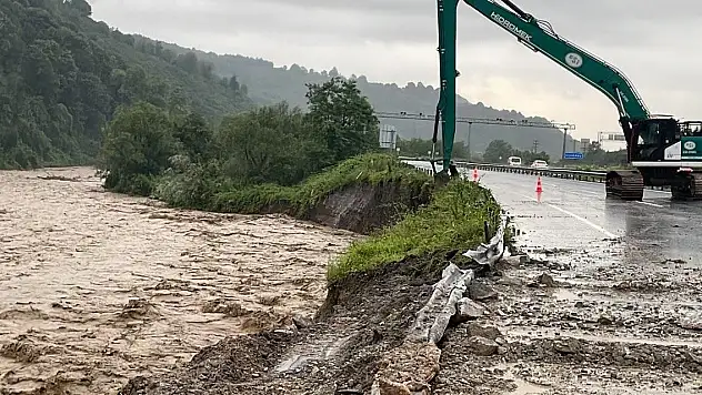Düzce'de kara yolu ulaşıma kapatıldı, iki katlı ev yıkıldı