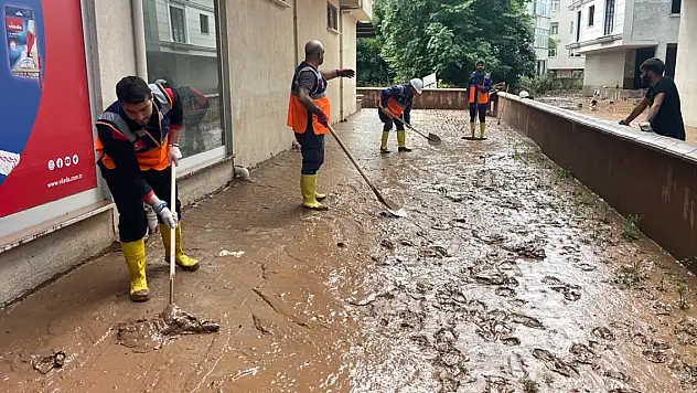 Bartın'da sel sularının çekildiği bölgelerde temizliğe başlandı