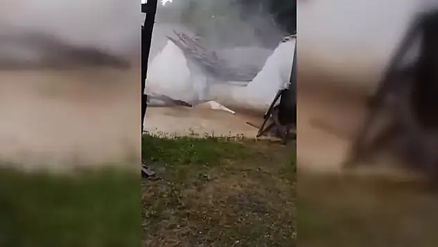 Sel tek katlı evi yıktı