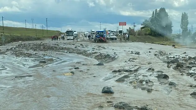 Ağrı'da sel nedeniyle kapanan yol trafiğe açıldı