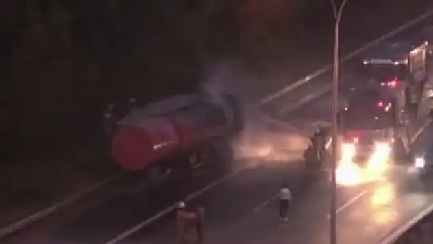 TEM Otoyolu'nda çöp tankeri alev alev yandı