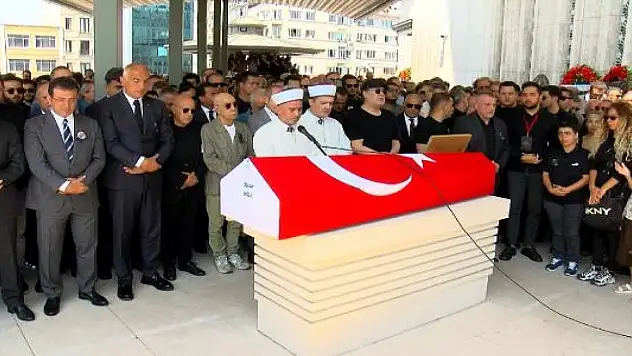 Sanatçı Özkan Uğur son yolculuğuna uğurlandı