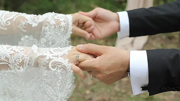 Evlilik sitesinden tanıştığı 15 kişiyle evlendi