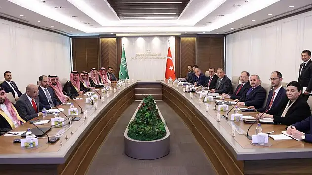 Bakan Özhaseki, Suudi Arabistanlı Bakan Al Hogail ile görüştü
