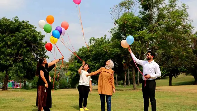 7 defa bıçaklayan kocasından 3 yıl sonra boşandı, zaferini balonlarla kutladı