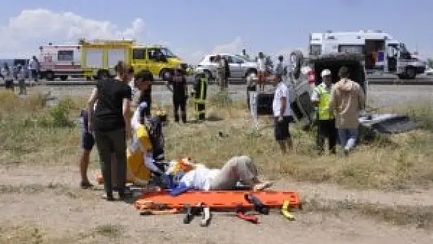 Otomobil ile hafif ticari araç çarpıştı: 1 ölü 5 yaralı