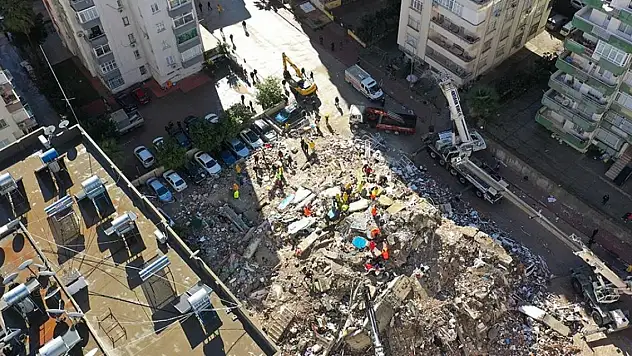 Depremde 96 kişinin öldüğü apartmanın müteahhidine dava
